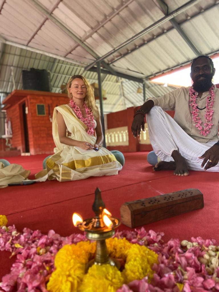 L'insegnante di yoga Aldona Dudek della scuola Samadhi Yoga di Riva del Garda, durante la cerimonia di fine corso per inegnanti di yoga presso la scuola Devvrat Yoga Sangha di Varkala (India).