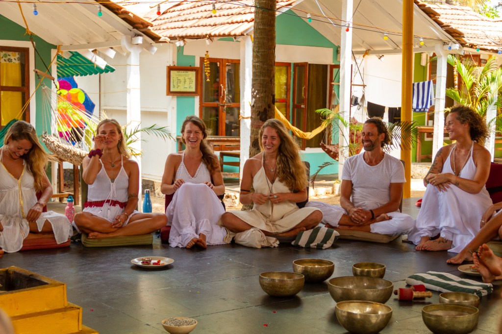 L'insegnante di yoga Raoul Defant della scuola Samadhi Yoga di Riva del Garda, durante la cerimonia di fine corso per inegnanti di yoga presso la scuola Kranti Yoga di Goa (India).
