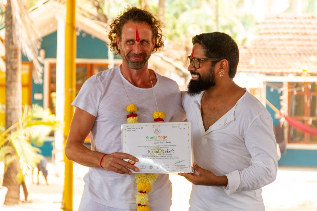L'insegnante di yoga Raoul Defant della scuola Samadhi Yoga di Riva del Garda, riceve da Tarun Agraval la certificazione 300h YTTC per Vinyasa Flow Yoga e Ashtanga Vinyasa Yoga. 